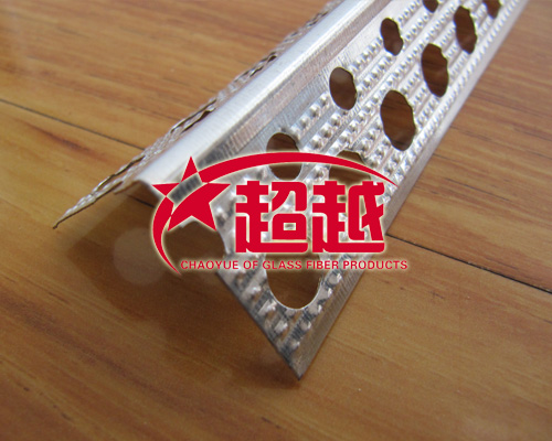 鍍鋅板沖孔護(hù)角條方便打釘且使得護(hù)角條與邊角部位的石膏板或者其他粘結(jié)材料結(jié)合的更加牢固。
