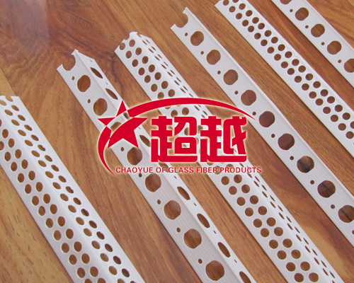 PVC裝修裝飾角線的使用方法：第一步：清理工作面，鏟除突起，補平凹陷；第二步：用膩子制作膏狀槳料，攪拌均勻；第三步：將槳料抹在墻角的兩邊，并且保持一定的厚度；第四步：將陽角條、陰角條緊貼墻角，找準水平