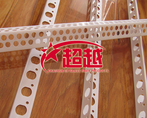 墻角護(hù)角條是一種在墻體上作業(yè)使用的，使墻角更加整潔美觀的一種型材。除美觀之外，護(hù)角條同時(shí)加固了墻角，避免墻角出現(xiàn)凹痕和其他損壞。